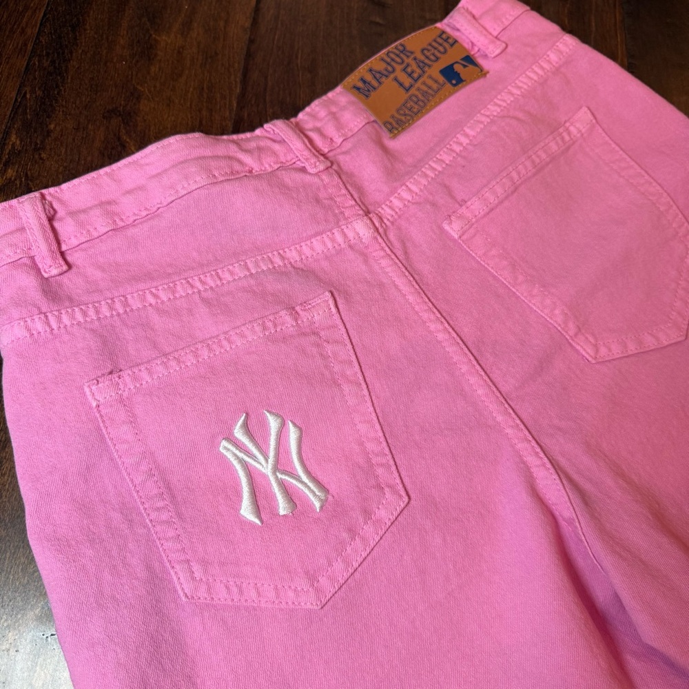 MLB New York Yankees Embroidered Pink Denim Shorts Women’s size Large Baseball